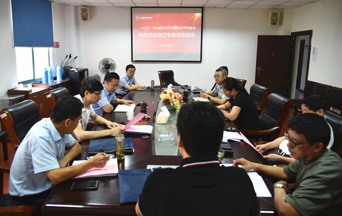 图片包含 桌子, 一群, 游戏机, 人们 描述已自动生成